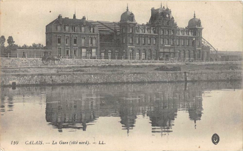 Carte postale ancienne Calais La Gare Cote Nord à Calais