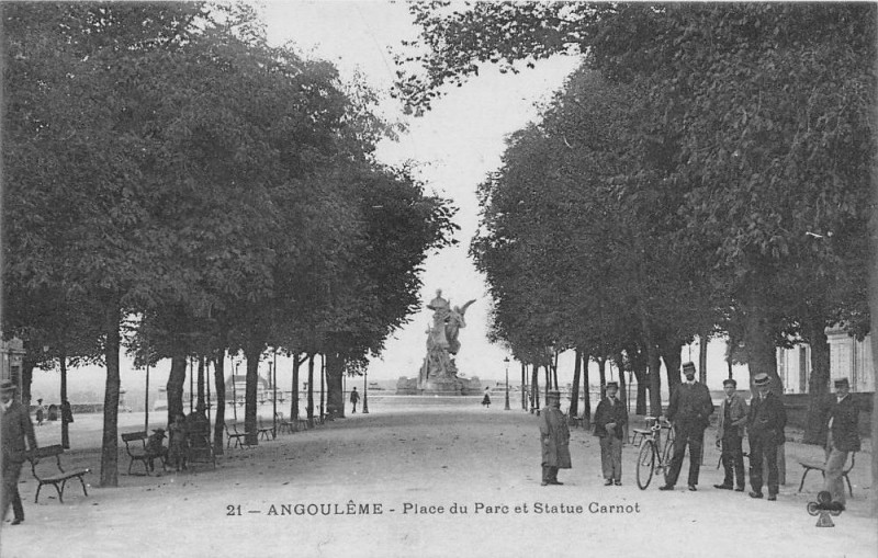 Carte postale ancienne Angouleme Place Du Parc à Angoulême