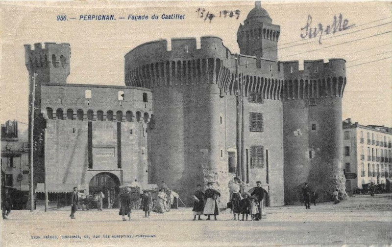 Carte postale ancienne Perpignan Facade Du Castillet (cpa avec soie à Perpignan