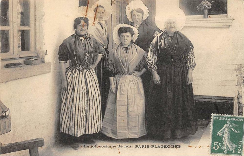 Carte postale ancienne Le joli costume de nos Paris-Plageoises au Touquet-Paris-Plage