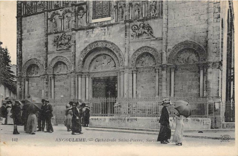 Carte postale ancienne Angouleme Cathedrale S Pierre Sortie à Angoulême