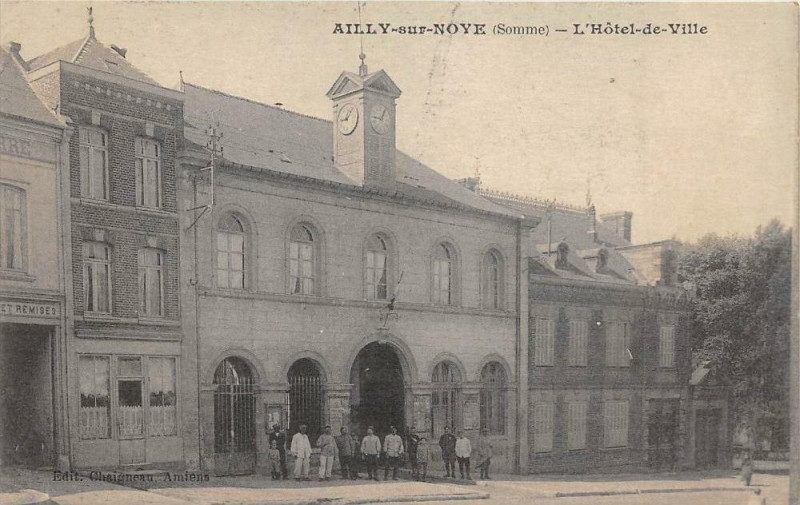 Carte postale ancienne Ailly Sur Noye L'Hotel De Ville à Ailly-sur-Noye