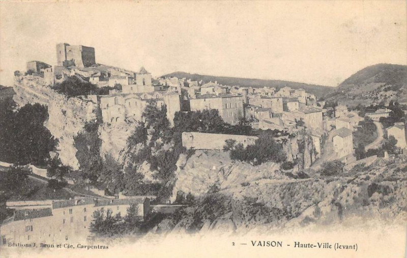 Carte postale ancienne Vaison Haute Ville Levant (dos non divisé)