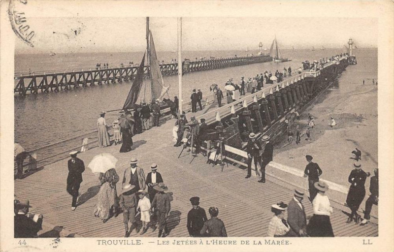 Carte postale ancienne Trouville Dles Jetees A L'Heure De La Maree