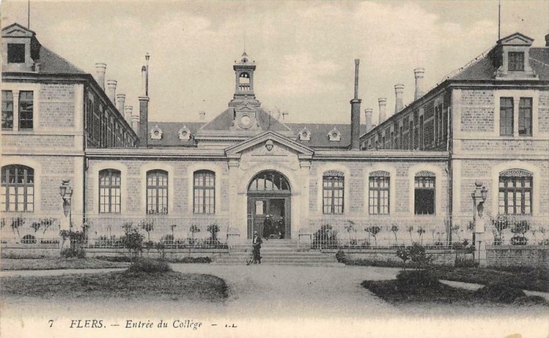 Carte postale ancienne Flers Entree Du College à Flers