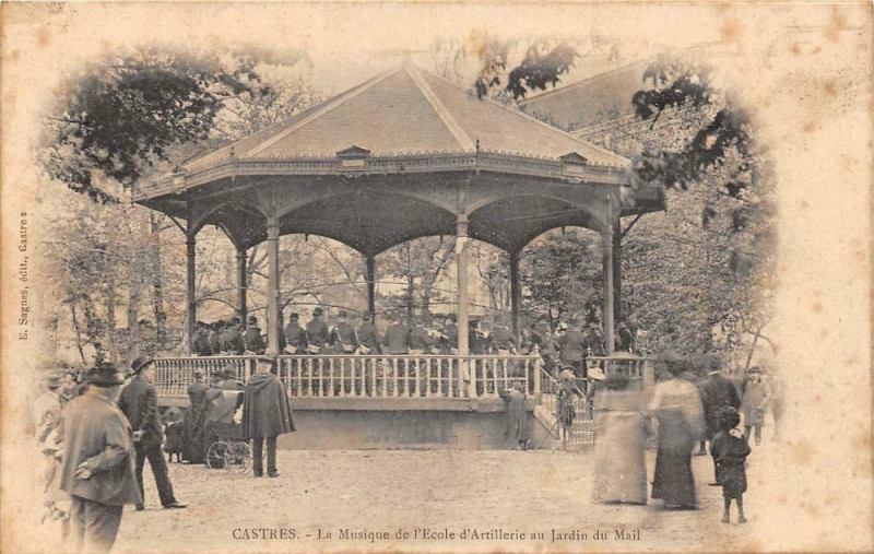 Carte postale ancienne Castres La Musique De L'Ecole D'Artillerie Jardin Mail à Castres