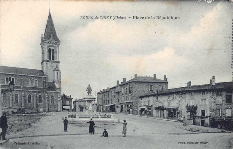 Carte postale ancienne Bourg De Thizy Place Republique
