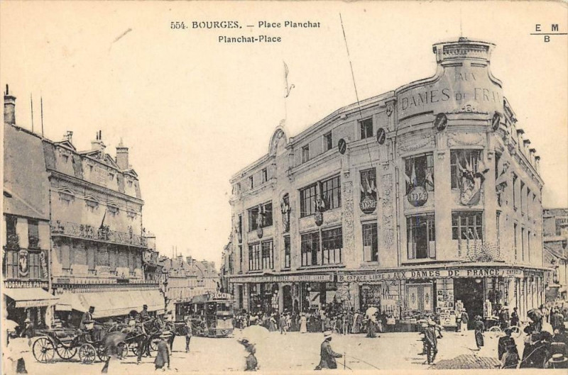 Carte postale ancienne Bourges Place Planchat à Bourges