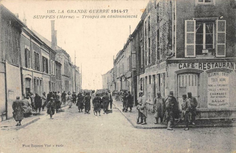 Carte postale ancienne Suippes Troupes Au Cantonnement à Suippes