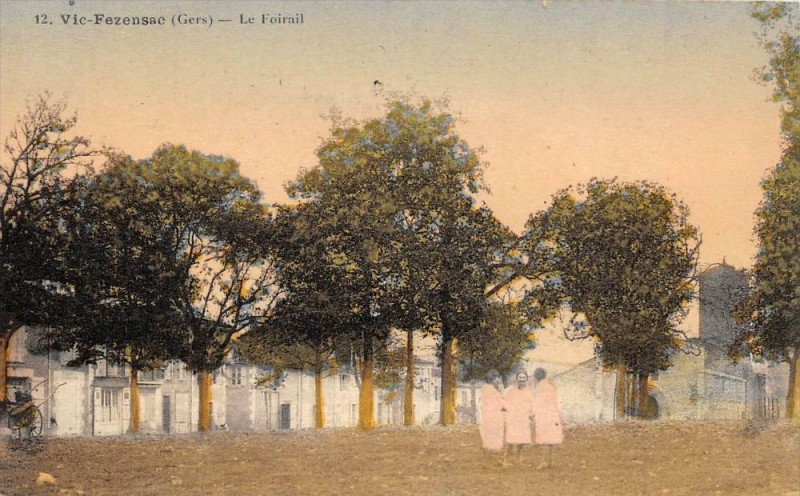 Carte postale ancienne Vic Fezensac Le Foirail à Vic-Fezensac