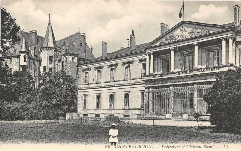 Carte postale ancienne Chateauroux Prefecture Et Chateau Royal à Châteauroux