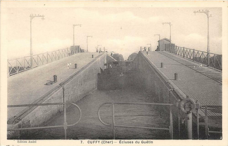 Carte postale ancienne Cuffy Ecluse Du Guetin à Cuffy