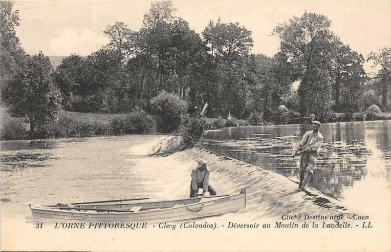 Carte postale ancienne Clecy Deversoir Du Moulin De Landelle à Clécy