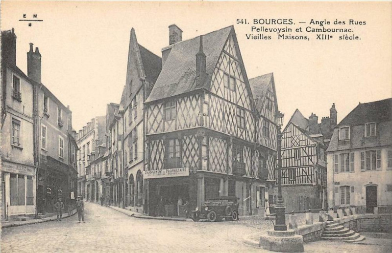 Carte postale ancienne Bourges Angle Des Rues Pellevoisin Et Cambournac à Bourges