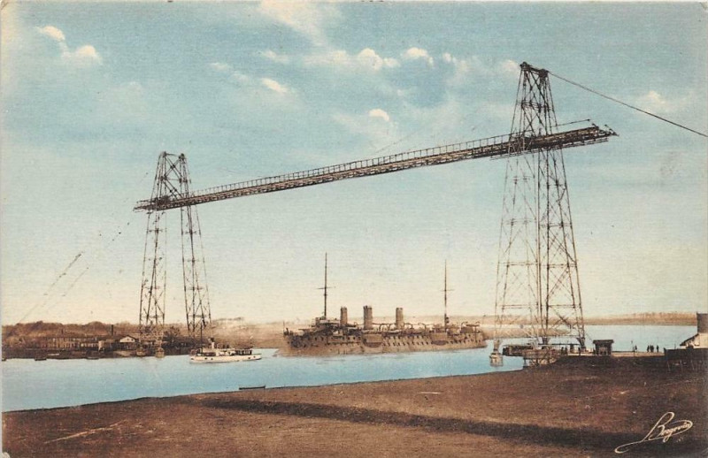 Carte postale ancienne Passage D'Un Croiseur Sous Le Pont Du Martrou
