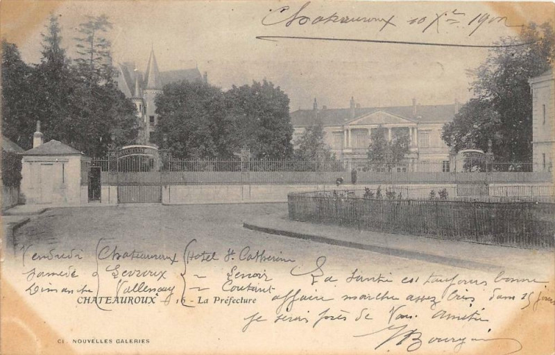 Carte postale ancienne Chateauroux La Prefecture (dos non divisé) à Châteauroux