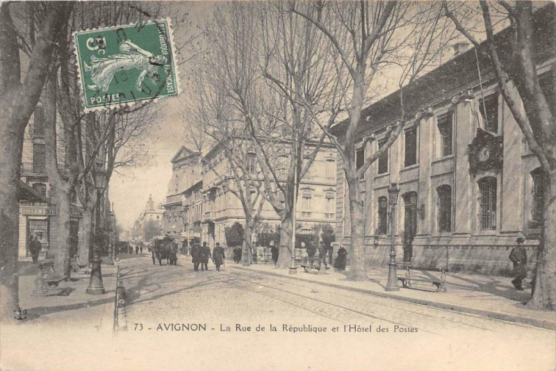 Carte postale ancienne Avignon La Rue De La Republique Et Hotel Des Postes à Avignon