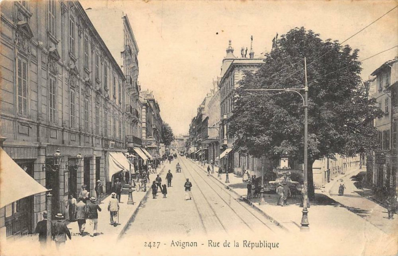 Carte postale ancienne Avignon Rue Republique à Avignon