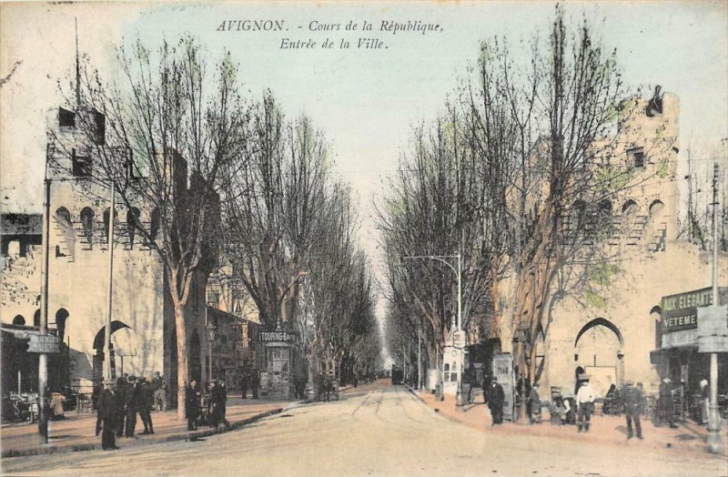 Carte postale ancienne Avignon Cours De La Republique Entree De La Ville à Avignon
