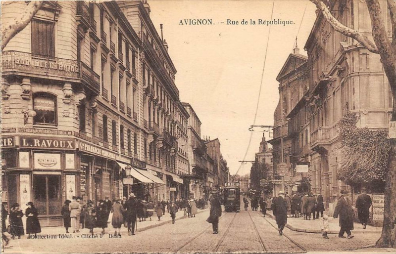 Carte postale ancienne Avignon Rue De La Republique à Avignon