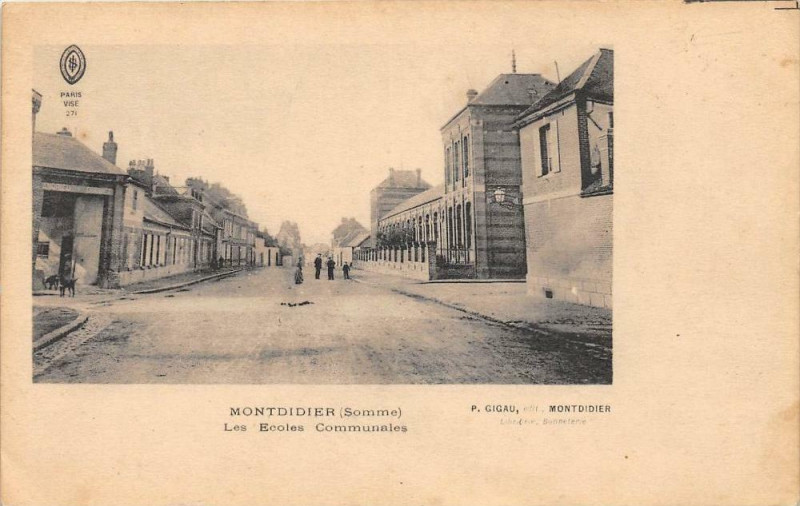 Carte postale ancienne Montdidier Les Ecoles Communales à Montdidier