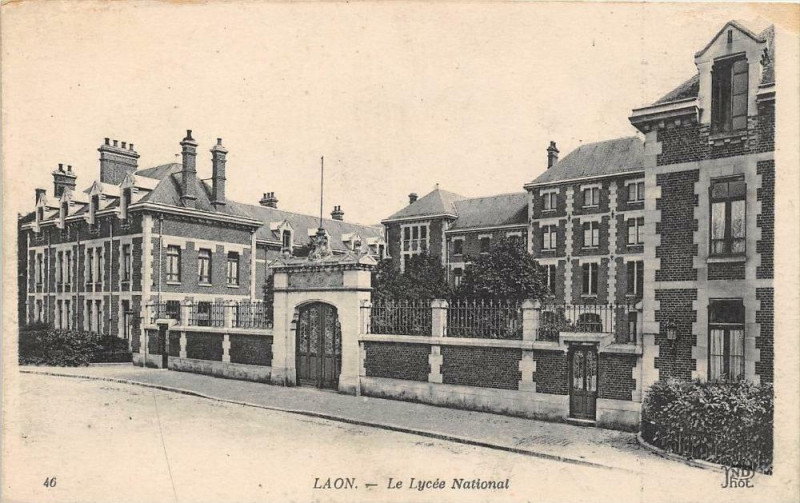 Carte postale ancienne Laon Le Lycee National à Laon