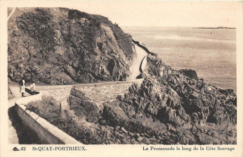 Carte postale ancienne Saint Quay Portrieux La Promenade Le Long De La Cote Sauvage à Saint-Quay-Portrieux