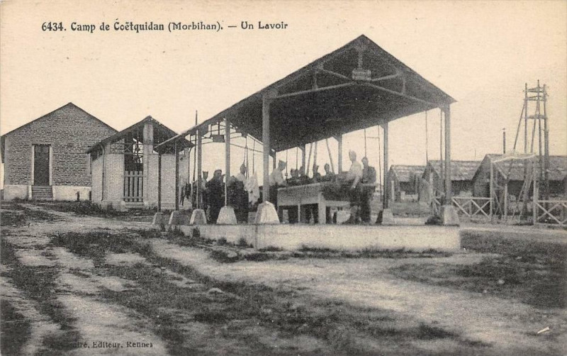 Carte postale ancienne Camp De Coetquidan Un Lavoir