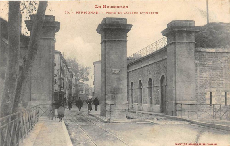 Carte postale ancienne Perpignan Porte Et Caserne Saint-Martin à Perpignan