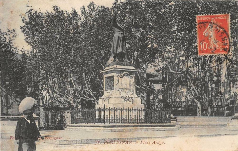 Carte postale ancienne Perpignan Place Arago à Perpignan