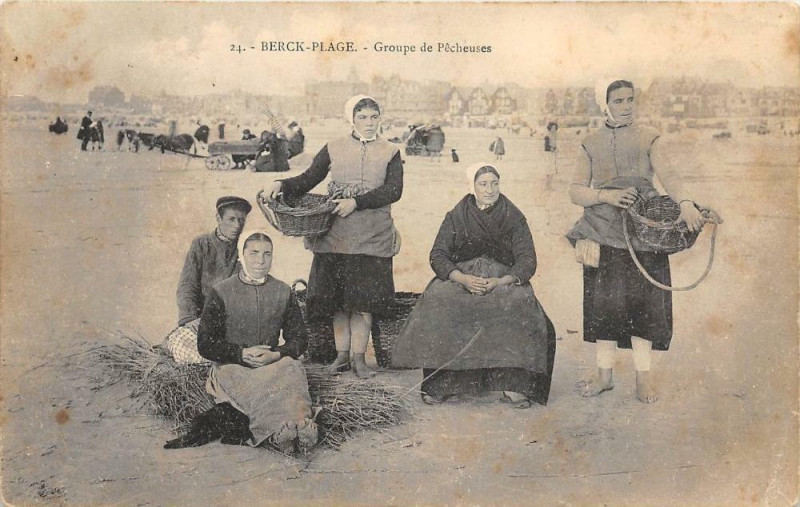 Carte postale ancienne Berck Plage Groupe De Pecheuses à Berck