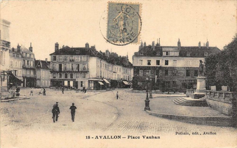 Carte postale ancienne Avallon Place Vauban à Avallon