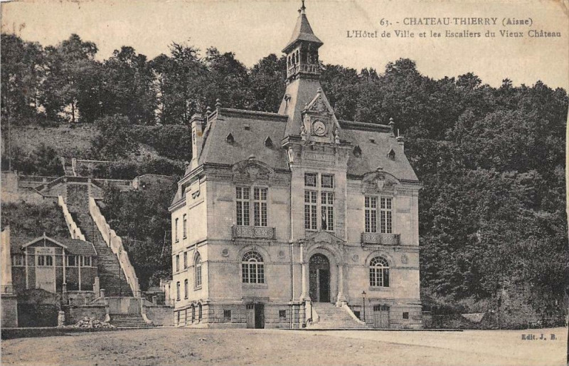 Carte postale ancienne Chateau Thierry L'Hotel De Ville Et Les Escaliers