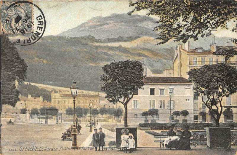 Carte postale ancienne Grenoble Le Jardin Public Fort Bastille à Grenoble