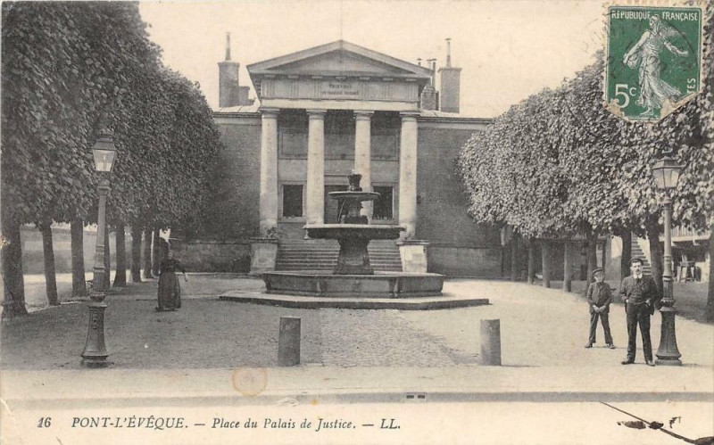 Carte postale ancienne Pont L'Eveque Place Du Palais De Justice