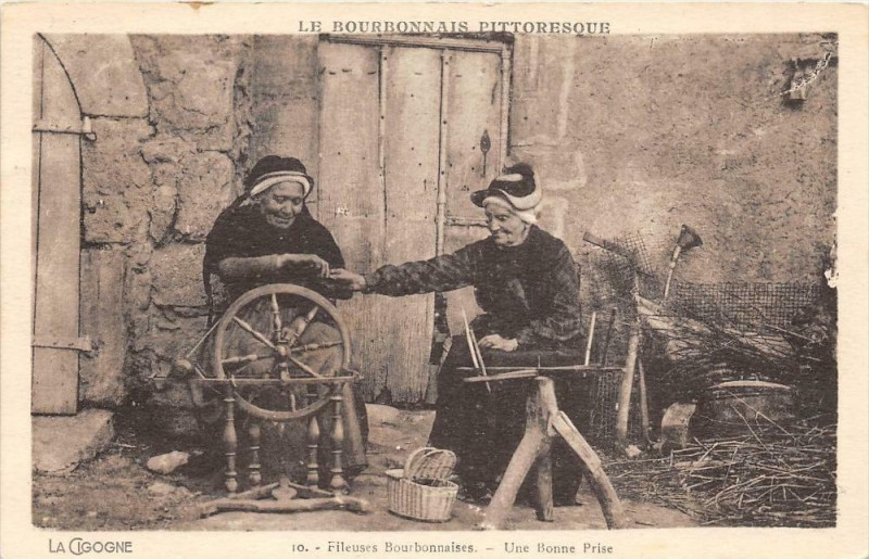 Carte postale ancienne Fileuses Bourbonnaises Une Bonne Prise