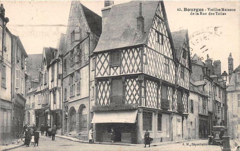 Carte postale ancienne Bourges Rue Des Toiles à Bourges