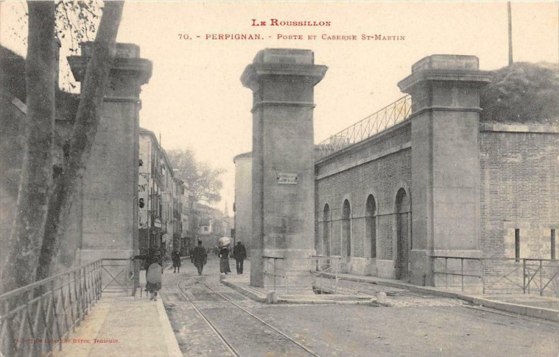 Carte postale ancienne Perpignan Porte Et Caserne Saint-Martin à Perpignan
