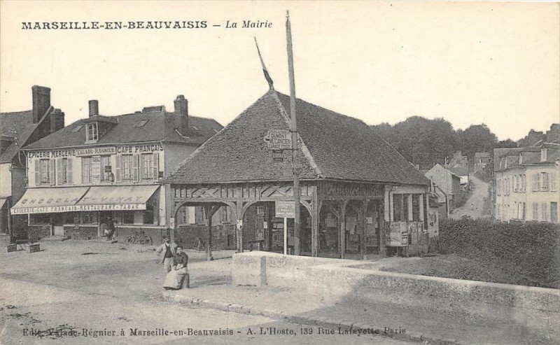 Carte postale ancienne Marseille En Beauvaisis La Mairie à Beauvais