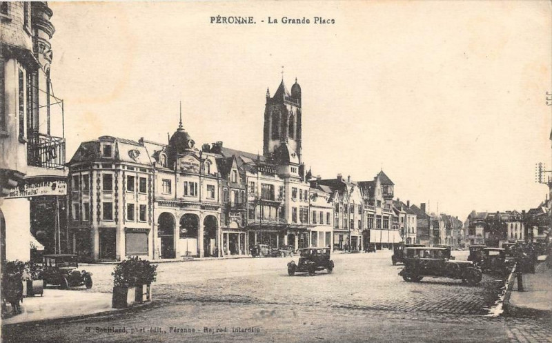 Carte postale ancienne Peronne La Grande Place à Péronne