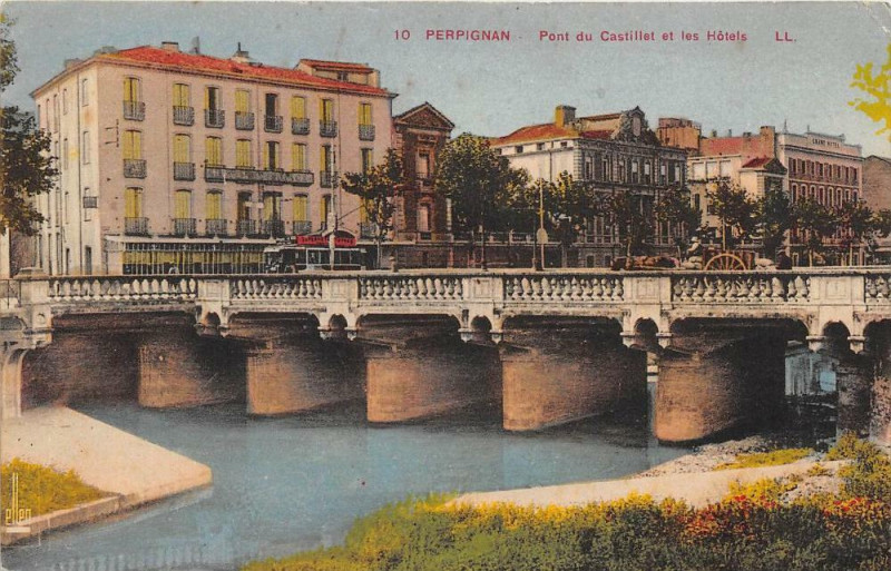 Carte postale ancienne Perpignan Pont Du Castillet Et Les Hotels à Perpignan