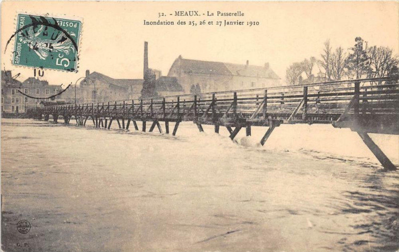 Carte postale ancienne Meaux La Passerelle Inondation 1910 à Meaux