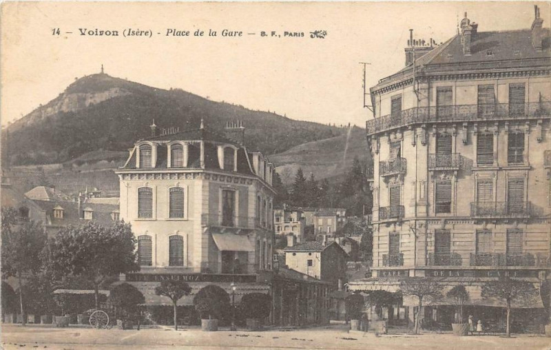 Carte postale ancienne Voiron Place De La Gare à Voiron