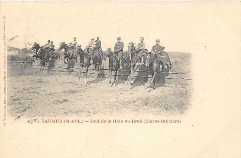 Carte postale ancienne Saumur Saut De La Haie Au Breil Eleves Officiers à Saumur