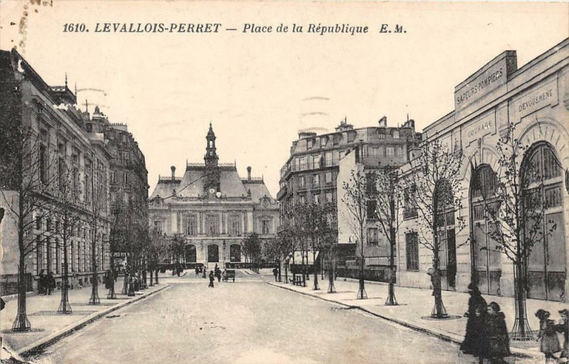 Carte postale ancienne Levallois Perret Place Republique à Levallois-Perret