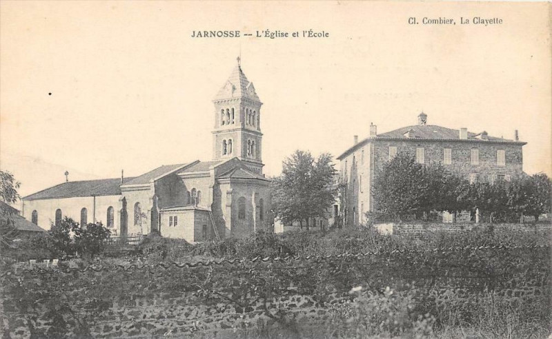 Carte postale ancienne Jarnosse L'Eglise Et Ecole à Jarnosse
