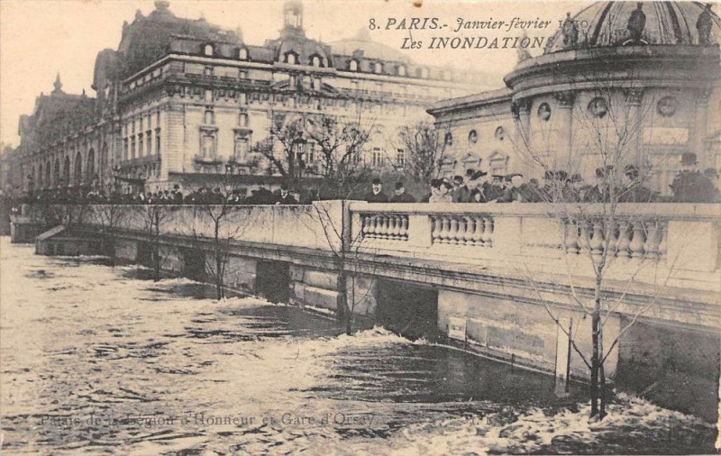 Carte postale ancienne Paris VIIe Inondations Palais De La Legion D'Honneur Et Gare D'Orsay à Paris 7e