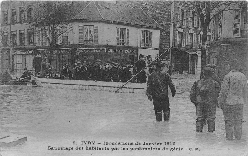 Carte postale ancienne Ivry Inondations 1910 Sauvetage Des Habitants Par Les Pontonniers Du Geni