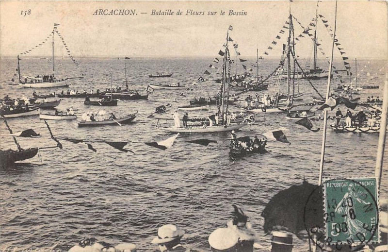 Carte postale ancienne Arcachon Bataille De Fleurs Sur Le Bassin à Arcachon