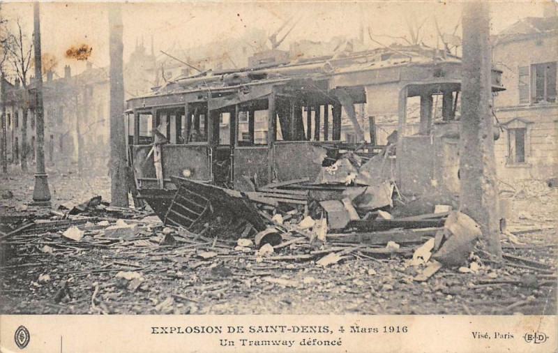 Carte postale ancienne Explosion De Saint-Denis 1916 Un Tramway Defonce à Saint-Denis